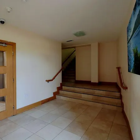 מלון דירות Sala Lakeside 4*
